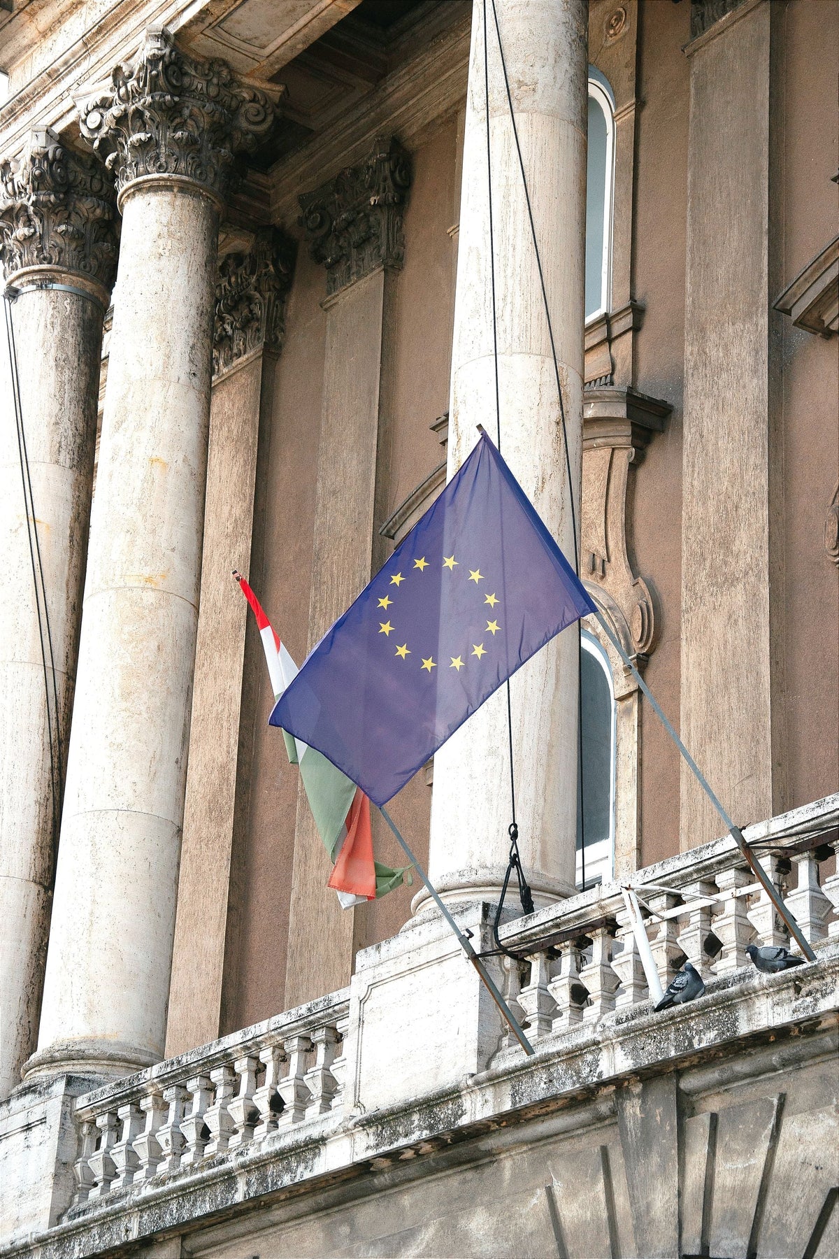 Navigating the Shift to Strict Biometric Checks Under Europe's EES Border Framework